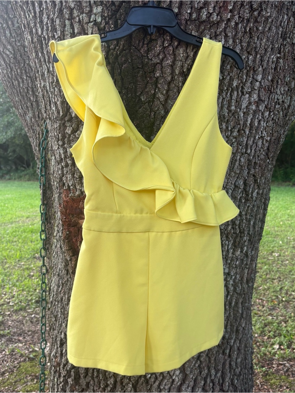 DO+BE BRIGHT YELLOW ROMPER SLEEVELESS SHORTS V DIAGONAL RUFFLE LINED MEDIUM GUC